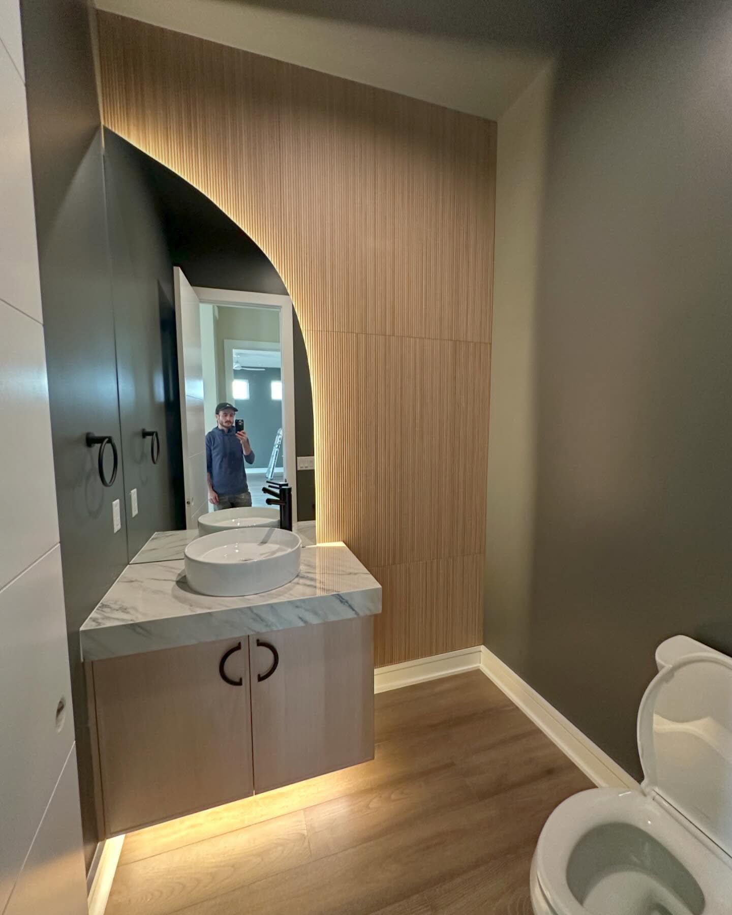 Powder bath with fluted tile